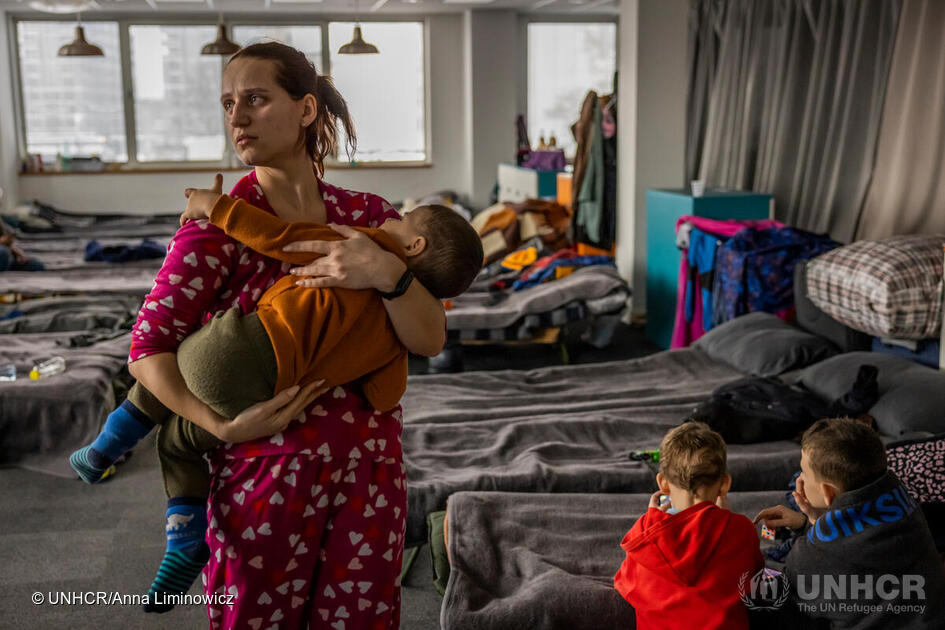 Ukraine 1 year make Help Ukrainian families forced to flee