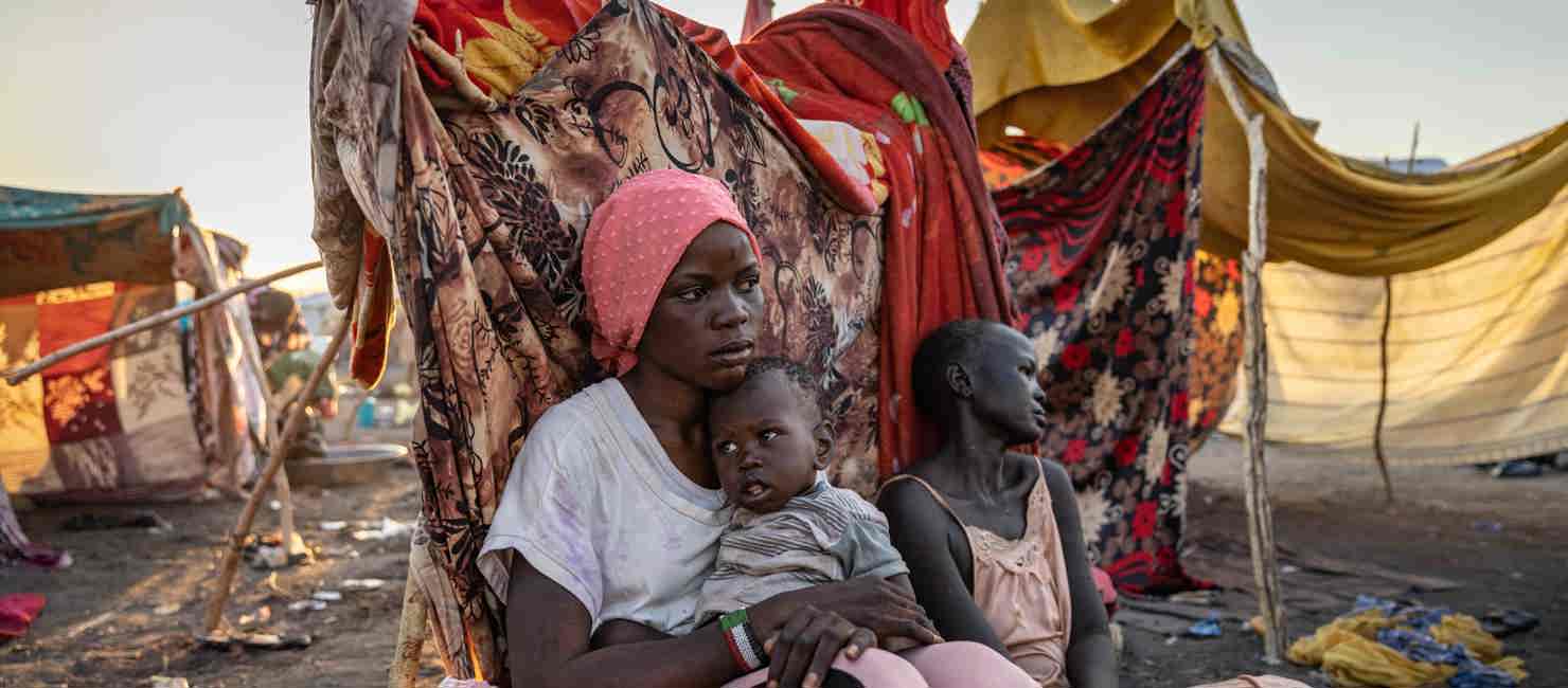 Sudan south-sudan_family-rests-at-transit-centre-renk